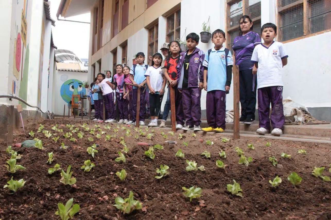Estudiantes del colegio Señor de los Milagros inauguran biohuerto escolar